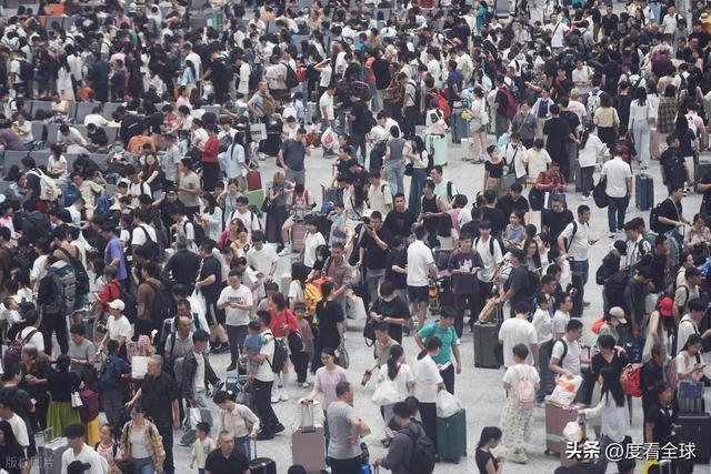 背后藏着中国交通的温度与速度!凌晨3点的杭州东站:返程大军(图3) 背后藏着中国交通的温度与速度!凌晨3点的杭州东站:返程大军(图3)