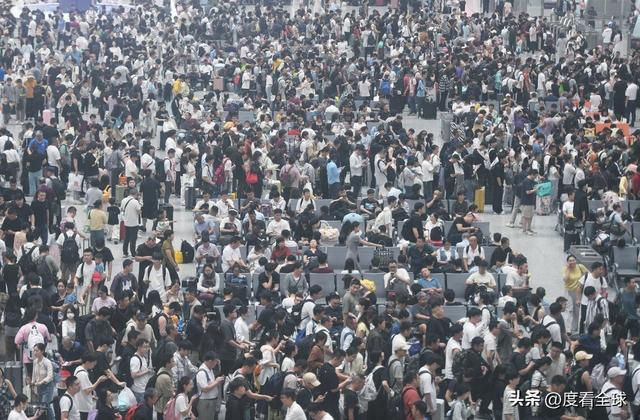 背后藏着中国交通的温度与速度!凌晨3点的杭州东站:返程大军(图5) 背后藏着中国交通的温度与速度!凌晨3点的杭州东站:返程大军(图5)