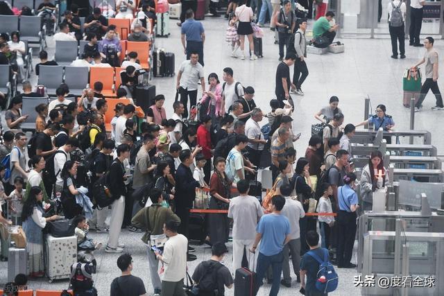 背后藏着中国交通的温度与速度!凌晨3点的杭州东站:返程大军(图4) 背后藏着中国交通的温度与速度!凌晨3点的杭州东站:返程大军(图4)