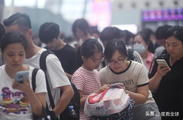 背后藏着中国交通的温度与速度!凌晨3点的杭州东站:返程大军(图2) 背后藏着中国交通的温度与速度!凌晨3点的杭州东站:返程大军(图2)