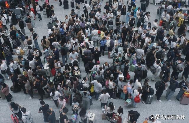 背后藏着中国交通的温度与速度!凌晨3点的杭州东站:返程大军(图1) 背后藏着中国交通的温度与速度!凌晨3点的杭州东站:返程大军(图1)