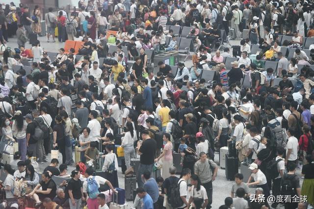 背后藏着中国交通的温度与速度!凌晨3点的杭州东站:返程大军(图8) 背后藏着中国交通的温度与速度!凌晨3点的杭州东站:返程大军(图8)