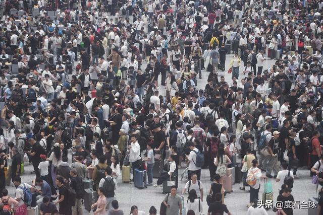 背后藏着中国交通的温度与速度!凌晨3点的杭州东站:返程大军(图7) 背后藏着中国交通的温度与速度!凌晨3点的杭州东站:返程大军(图7)