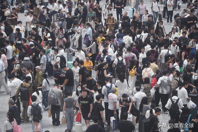 背后藏着中国交通的温度与速度!凌晨3点的杭州东站:返程大军(图6) 背后藏着中国交通的温度与速度!凌晨3点的杭州东站:返程大军(图6)