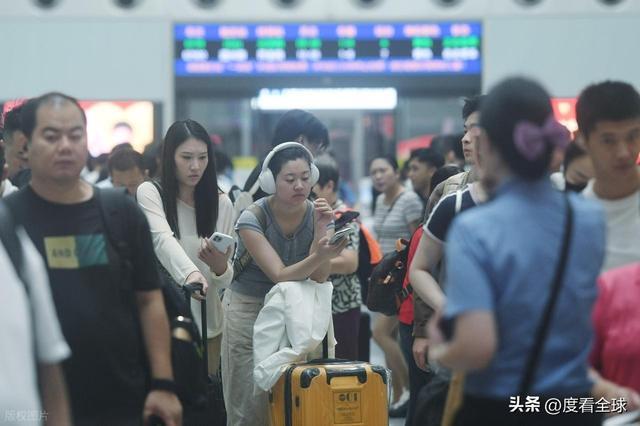 背后藏着中国交通的温度与速度!凌晨3点的杭州东站:返程大军(图11) 背后藏着中国交通的温度与速度!凌晨3点的杭州东站:返程大军(图11)