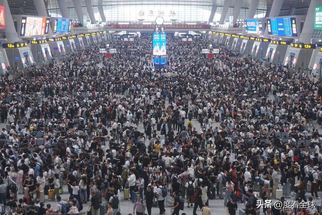 背后藏着中国交通的温度与速度！凌晨3点的杭州东站：返程大军(图13)