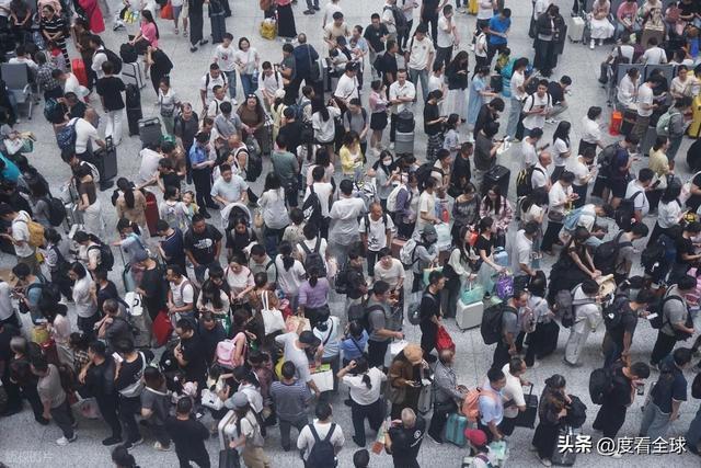 背后藏着中国交通的温度与速度!凌晨3点的杭州东站:返程大军(图10) 背后藏着中国交通的温度与速度!凌晨3点的杭州东站:返程大军(图10)