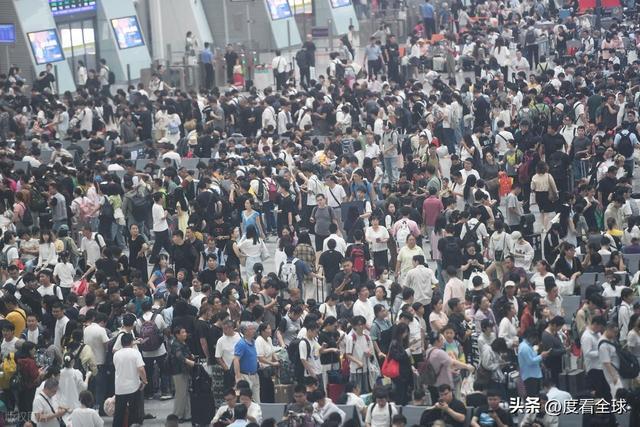 背后藏着中国交通的温度与速度!凌晨3点的杭州东站:返程大军(图12) 背后藏着中国交通的温度与速度!凌晨3点的杭州东站:返程大军(图12)