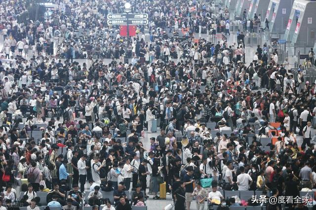 背后藏着中国交通的温度与速度!凌晨3点的杭州东站:返程大军(图9) 背后藏着中国交通的温度与速度!凌晨3点的杭州东站:返程大军(图9)