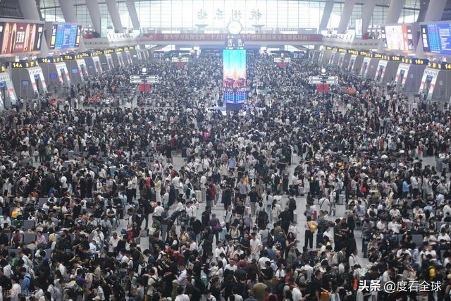 背后藏着中国交通的温度与速度!凌晨3点的杭州东站:返程大军(图15) 背后藏着中国交通的温度与速度!凌晨3点的杭州东站:返程大军(图15)