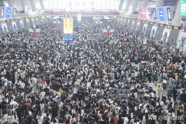 背后藏着中国交通的温度与速度！凌晨3点的杭州东站：返程大军(图14)