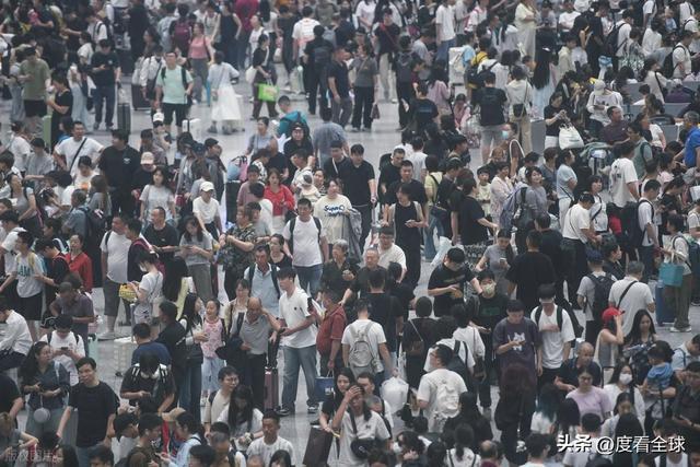 背后藏着中国交通的温度与速度!凌晨3点的杭州东站:返程大军(图16) 背后藏着中国交通的温度与速度!凌晨3点的杭州东站:返程大军(图16)