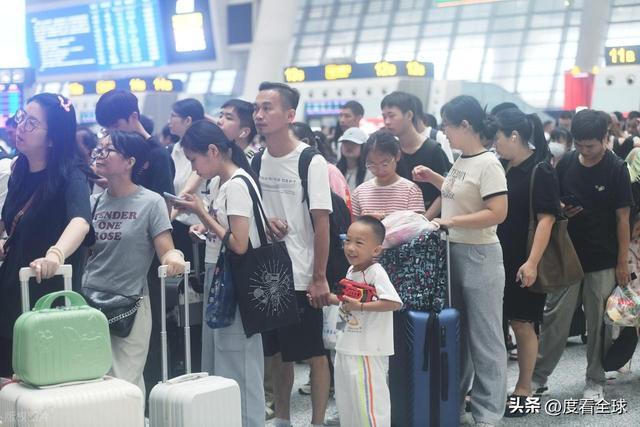 背后藏着中国交通的温度与速度！凌晨3点的杭州东站：返程大军(图17)